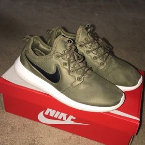 Hi I am selling my Nike Roshe Runs